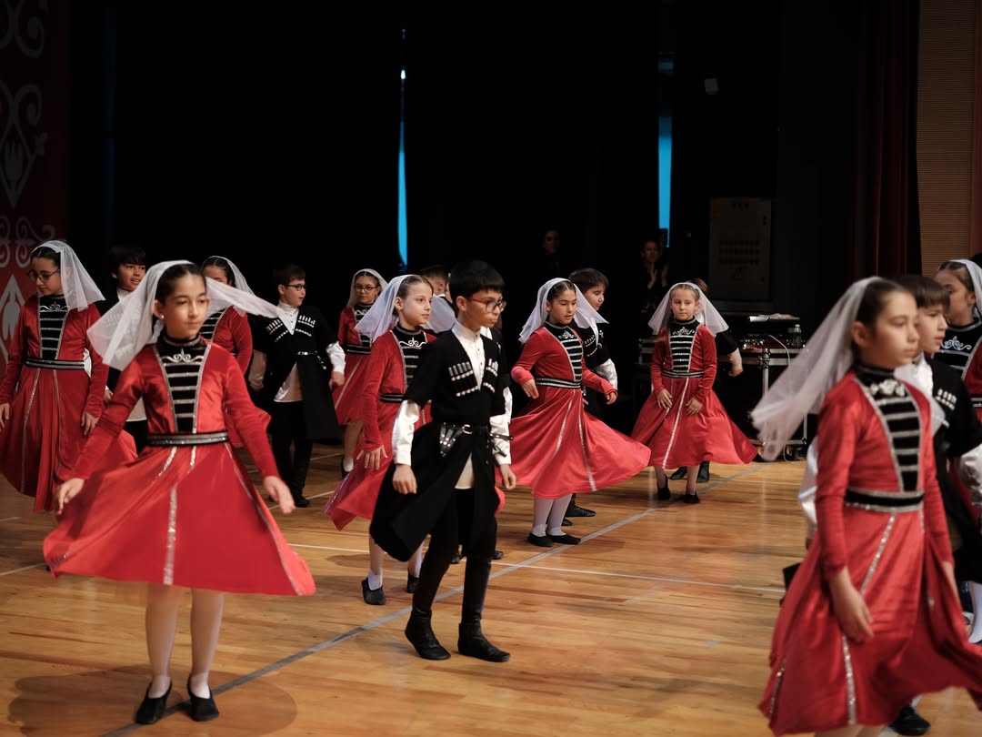 ELBRUZ MİNİKLER VE ÇOCUKLAR SEZON SONU GÖSTERİSİ YAPILDI